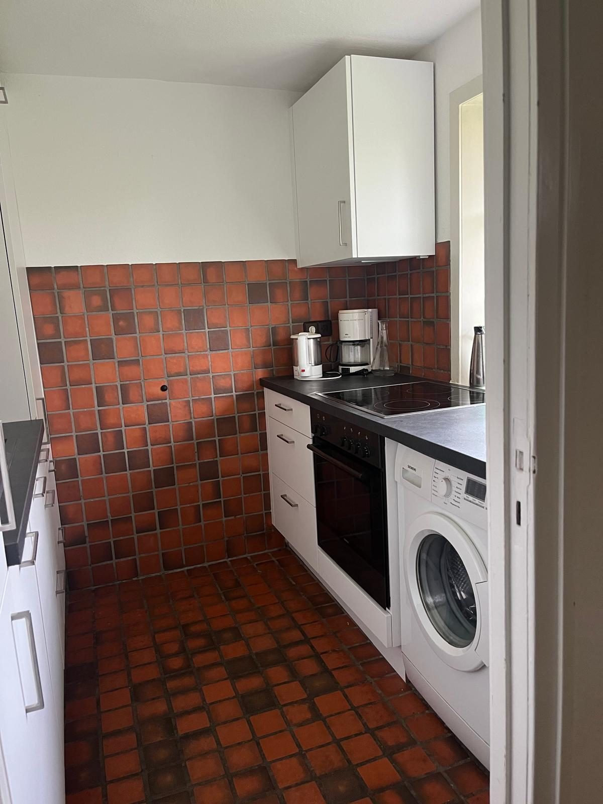 Küche mit Backofen und Ceranfeld
