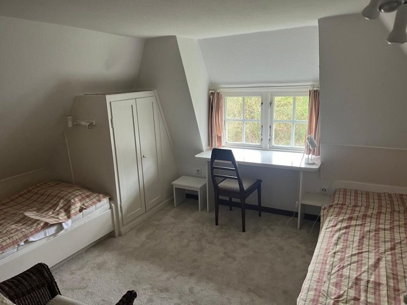 Schlafzimmer mit zwei Einzelbetten
